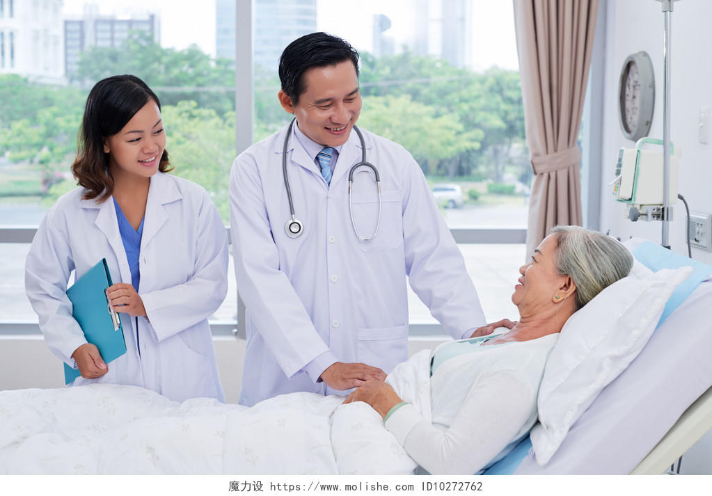 老人医生护士护理照顾老人养老院护理院疗养院医生看诊病人微笑的护士医护人员